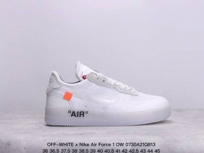 真标off-White X Nike Air Force 1 Ow联名空军一号 鞋款延续了此次联名的设计风格，整体以白色为主调，鞋身内侧同样印有大面积标语，奶白