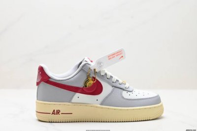 真标耐克Nike Air Force 1“07Lx空军一号低帮百搭休闲运动板鞋。柔软、弹性十足的缓震性能和出色的中底设计，横跨复古与现代的外型结合，造就出风靡全