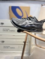 Asics Superblast 2 Paris亚瑟士经典跑鞋 如今机能风和户外风吹得正劲，便是主打“Urban Outdoor机能越野风格”，城市和户外场景都