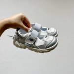 Nb920网面魔术贴儿童凉鞋 Size:24-35码 夏日必购 让宝宝踩出萌翻天的小步伐 新款Nb920网面魔术贴儿童凉鞋 Nb920童鞋设计超贴心，轻盈网布如