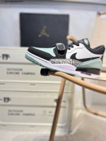 air Jordan Legacy 312 乔丹篮球鞋系列 号称 “最强三合一” 的 Jordan Legacy 312，自然有着杂交结合的设计，它的名字就展现