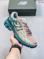 新百伦 New Balance M 6系列 复古运动鞋单品宝藏老爹鞋款。作为Nb最经典的档案鞋型之一，与2002一样， 6有着Nb最成熟的技术加持和复古款式，而