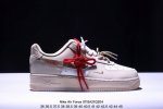 耐克 Nike Air Force 1 '07 Low 空军一号含气垫 低帮百搭厚底增高休闲运动板鞋。柔软、弹性十足的缓震性能和出色的中底设计，横跨复古与现代的