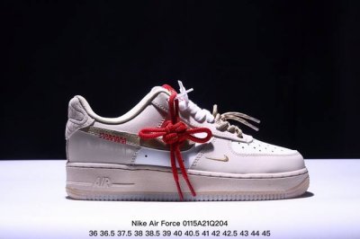 耐克 Nike Air Force 1 '07 Low 空军一号含气垫 低帮百搭厚底增高休闲运动板鞋。柔软、弹性十足的缓震性能和出色的中底设计，横跨复古与现代的