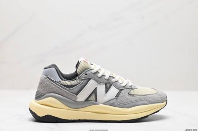公司级new Balance Nb5740系列 凭借多种严选的优质素材重塑出让人耳目一新又充满层次感的革新中低结构。为呼应90年代的巨大化潮流，鞋侧也点题采用了