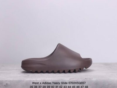 West X Adidas Yeezy Slide Glow Green 椰子户外风格沙滩涉水百搭运动穿搭拖鞋拖鞋 Yeezy Slide 采用 Eva 泡棉以