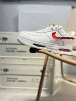 耐克 Nike Air Force 1 '07空军一号 百搭休闲运动板鞋。柔软、弹性十足的缓震性能和出色的中底设计，横跨复古与现代的外型结合，造就出风靡全球三十