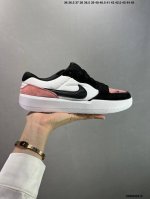 耐克Nike Sb Force 58是一款将前沿创新带入街头的单品，它具有硫化杯底，具有出色的耐用性和灵活性。使用帆布和绒面革，在饰面上放置通风口，它自始至终都