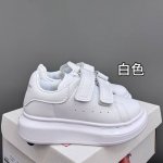 110 麦昆新款儿童魔术贴板鞋 Size：25-37码 经典麦昆小白鞋 百搭又时尚 魔术贴设计，穿脱超方便 优质皮料，超级好打理