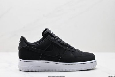 真标耐克Nike Air Force 7空军一号低帮百搭休闲运动板鞋。柔软、弹性十足的缓震性能和出色的中底设计，横跨复古与现代的外型结合，造就出风靡全球三十多年