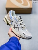 asics Gel-1 亚瑟士新款运动跑步鞋 Asics Gel-1 可以称得上是复古美学的入门代表作，它所呈现的是千禧年后期的时代变迁风格。 整双鞋在鞋面部分