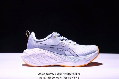 Asics亚瑟士 Novablast 4 轻量缓震透气休闲跑步鞋。相较上代最大的改变就是中底从前两代的ffblast升级到了ffblast+，初上脚的静态脚感不
