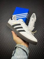 公司级adidas Originals Gazelle 黑白 此款鞋延续了橡胶外底和经典款式的传统。优质绒面革鞋面和标志性的3条纹采用明亮的对比色，为久经考验的