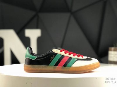 真标带半码重磅联名 Adidas｜Gucci 三叶草Logo与标志性三条杆为设计元素 将其与独属于的Gucci 双方选择Adidas Originals经典鞋型