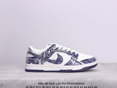 耐克nike Sb Dunk Low Pro 复古低帮 真标 休闲运动滑板板鞋。采用脚感柔软舒适zoomair气垫，有效吸收滑板等极限运动在落地时带来的冲击力，