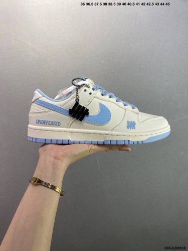 公司级Undefeated X Nike Dunk Low 此款以简约大方的造型设计 给人以随性休闲的时尚格调 穿着舒适轻便 运动灵活自如 满足日常个性穿搭 货