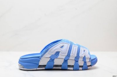 公司级Nike Air More Uptempo Slide皮蓬拖鞋以流行于街头的涂鸦文化为设计灵感，整体的设计风格夸张而充满魅力，厚实而充满质感的皮质鞋面两侧