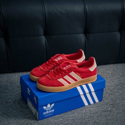 核心私 Adidas Originals Gazelle Indoor 三叶草复古防滑耐磨低帮板鞋 鞋款采用柔软的绒面革和耐用的皮革衬里融合在橡胶外底上 货号：