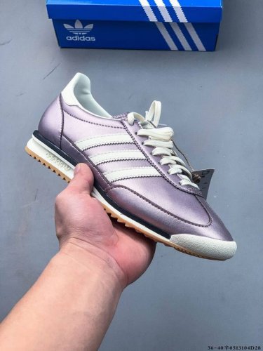 阿迪达斯Adidas Sl 72 Rs 全新重置版本，将这款复古鞋型用尼龙材质呈现，最终拼接麂皮材质，让该鞋型上脚既有舒适透气性又有满满的复古质感 0513Qd