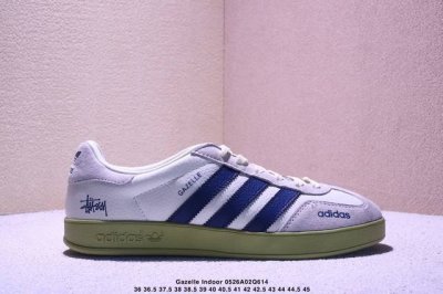 海外爆款限量发 高端定制 Ad Gazelle Indoor Trainers 斯图西联名---奶白蓝橄榄绿底 原厂定制长毛翻毛皮组合环保纤维革鞋面材质 内置环