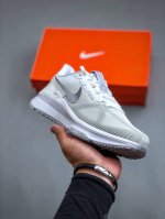 nike Air Zoom Structure 25 轻量跑鞋鞋面采用透气工程网眼材质制作。鞋身整体轻盈舒适透气,鞋子颜色以白灰色为主色调！耐克logo以银色搭