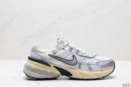 真标耐克Nike V2K Run跑步鞋复古风潮 网面透气运动鞋 灰银紧致的鞋面材质提供良好的包裹性鞋侧 Swoosh以及鞋头部分搭配增添不少亮点的镀铬细节鞋垫上 - 点击图像关闭