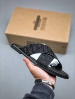 dioralias凉鞋2025新品，彰显休闲高雅的风范。采用米色粒面牛皮革精心制作，交叉带设计，真皮大底区别市场的超迁。皮革和橡胶鞋底更显精致，舒适非凡，饰以O