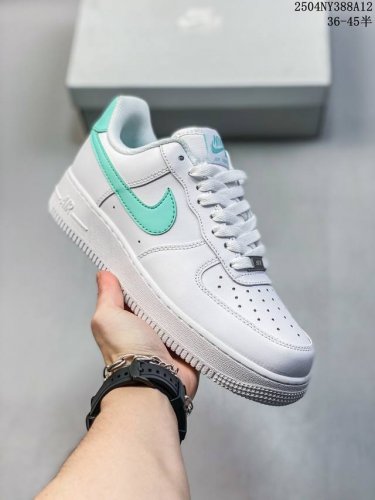 公司级耐克Nike Air Force 1’07 Low空军一号低帮百搭休闲运动板鞋。柔软、弹性十足的缓震性能和出色的中底设计，横跨复古与现代的外型结合，造就出