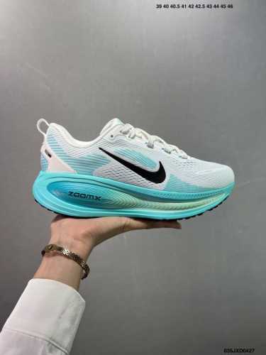公司级Nike Vomero 18 耐克 舒适减震防滑 低帮跑步鞋 全掌Reactx泡绵中底 前掌和后跟还配备了Air Zoom气垫单元 据说跑起来更快更舒适哦