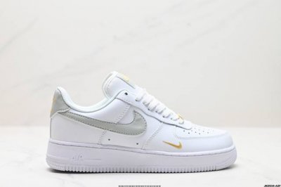 公司级耐克nike Air Force 7 空军一号低帮百搭休闲运动板鞋。柔软、弹性十足的缓震性能和出色的中底设计，横跨复古与现代的外型结合，造就出风靡全球三十
