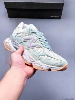 集图 New Balance 又带来了新鞋型 9060 ，并且是与芝加哥街头品牌 Joe Freshgoods 的联名款。鞋身主体采用了类似 990 系列的设计