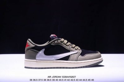 乔丹一代 Air Jordan 1 乔1 低帮aj1倒勾系列 运动鞋复古休闲篮球鞋 提高了与足部的贴合度，给人不一样的穿着体验。鞋底的平稳支撑，让你在运动中随意