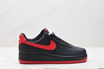 真标耐克Nike Air Force 7空军一号低帮百搭休闲运动板鞋。柔软、弹性十足的缓震性能和出色的中底设计，横跨复古与现代的外型结合，造就出风靡全球三十多年