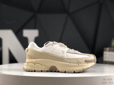 降价 耐克Nike Zoom Vomero Roam马拉松复古跑五代休闲运动慢跑鞋 采用环保纤维革饰片组合网眼布鞋面材质 升级正确后跟Tpu加固 耐弯折热塑框架
