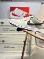 耐克Nike Dunk Low 板鞋Sb系列经典百搭休闲运动板鞋加厚鞋舌的填充，使舒适性大大提升，同时也更方便穿脱中底部分则加入了脚感柔软舒适Zoomair气垫
