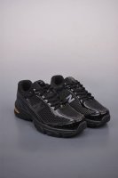 220 New Balance 509系列 复古休闲运动慢跑鞋 经典网面复古鞋型 造型简洁流畅 层次材质方面设计师在不同色彩区域同样采用拼接方式将翻毛皮、麂皮