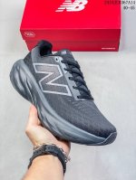 New Balance Nb1080休闲低帮跑步鞋，织物鞋面，舒适透气。鞋身设计方便穿脱。系带设计，贴合脚踝，鞋底设计采用耐磨的鞋底，增强耐用性。 货号：M10