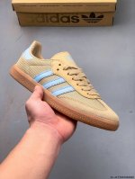 二层真标！Adidas Samba Og 经典鞋款 Adidas 近70年的经典Samba Og 修长的鞋楦,略微尖尖的鞋头,翻毛皮的鞋头拼接,这些我们都看得到
