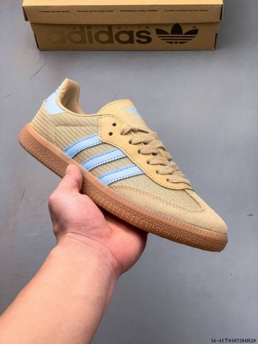 二层真标！Adidas Samba Og 经典鞋款 Adidas 近70年的经典Samba Og 修长的鞋楦,略微尖尖的鞋头,翻毛皮的鞋头拼接,这些我们都看得到