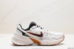 公司级耐克nike V2K Run跑步鞋复古风潮 网面透气运动鞋 灰银紧致的鞋面材质提供良好的包裹性鞋侧 Swoosh以及鞋头部分搭配增添不少亮点的镀铬细节鞋垫