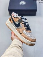 真标带半码 耐克Nike Air Force 1 ‘07空军一号低帮百搭休闲运动板鞋。柔软、弹性十足的缓震性能和出色的中底设计，横跨复古与现代的外型结合，造就出