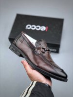 Ecco爱步男士乐福鞋 套脚牛皮皮鞋商务豆豆鞋都市伦敦系列 甄选优质皮革搭配柔软的纺衬里，以缜密缝线细诉精湛工艺，集舒适与格调于一体 圆头的款式设计令鞋头鞋楦区