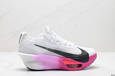 公司级新品发布 Nike Air Zoom Alphafly Next%3 Proto整体采用前作的设计语言，并且对后者的细节进行升级，马拉松和长距离路跑的性能