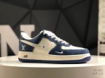 公司级带半码 耐克 Nike Air Force 1 ’07 空军一号低帮百搭休闲运动板鞋。柔软、弹性十足的缓震性能和出色的中底设计，横跨复古与现代的外型结合，