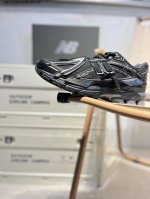 220 new Balance 1906系列复古老爹风休闲鞋 #采用轻质牛剖革拼接透气网眼衬垫织物鞋面材质 T-Beam大底提供足步弓支撑，保持步态稳定 后跟搭