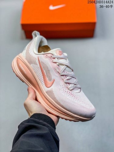 真标Nike Vomero 18 耐克 舒适减震防滑 低帮跑步鞋 全掌Reactx泡绵中底 前掌和后跟还配备了Air Zoom气垫单元 据说跑起来更快更舒适哦
