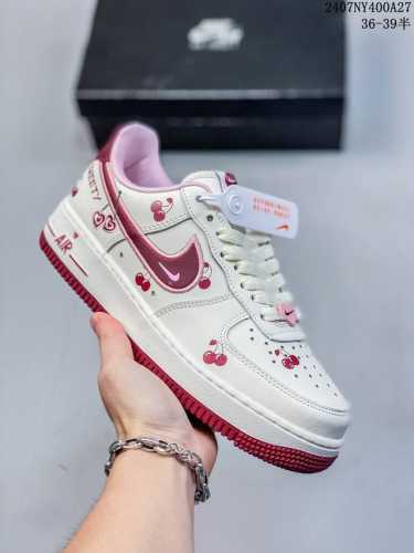 真标带半码 耐克nike Air Force 1 Low 空军一号 Af1 低帮百搭厚底增高休闲运动板鞋。柔软、弹性十足的缓震性能和出色的中底设计，横跨复古与现