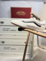 vans Super Lowpro 复古薄底 Vans Super Lowpro 的原型为 Vans 在上世纪 80 年代推出的一款竞赛鞋 Style 8 Qq