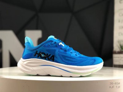 小红书推荐 红卡 Hoka M Clifton 10 全新配色 这个品牌来自于新西兰的毛利语，Hoka表示大地，One One表示飞越，连起来就是飞越地平线，O