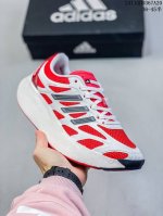 Adidas Adizero Aruku 舒适百搭 低帮休闲跑步鞋中底采用新型泡棉缓震科技swirlfoam，提供了柔软的支撑感和回弹力，每走一步都仿佛踩在云朵